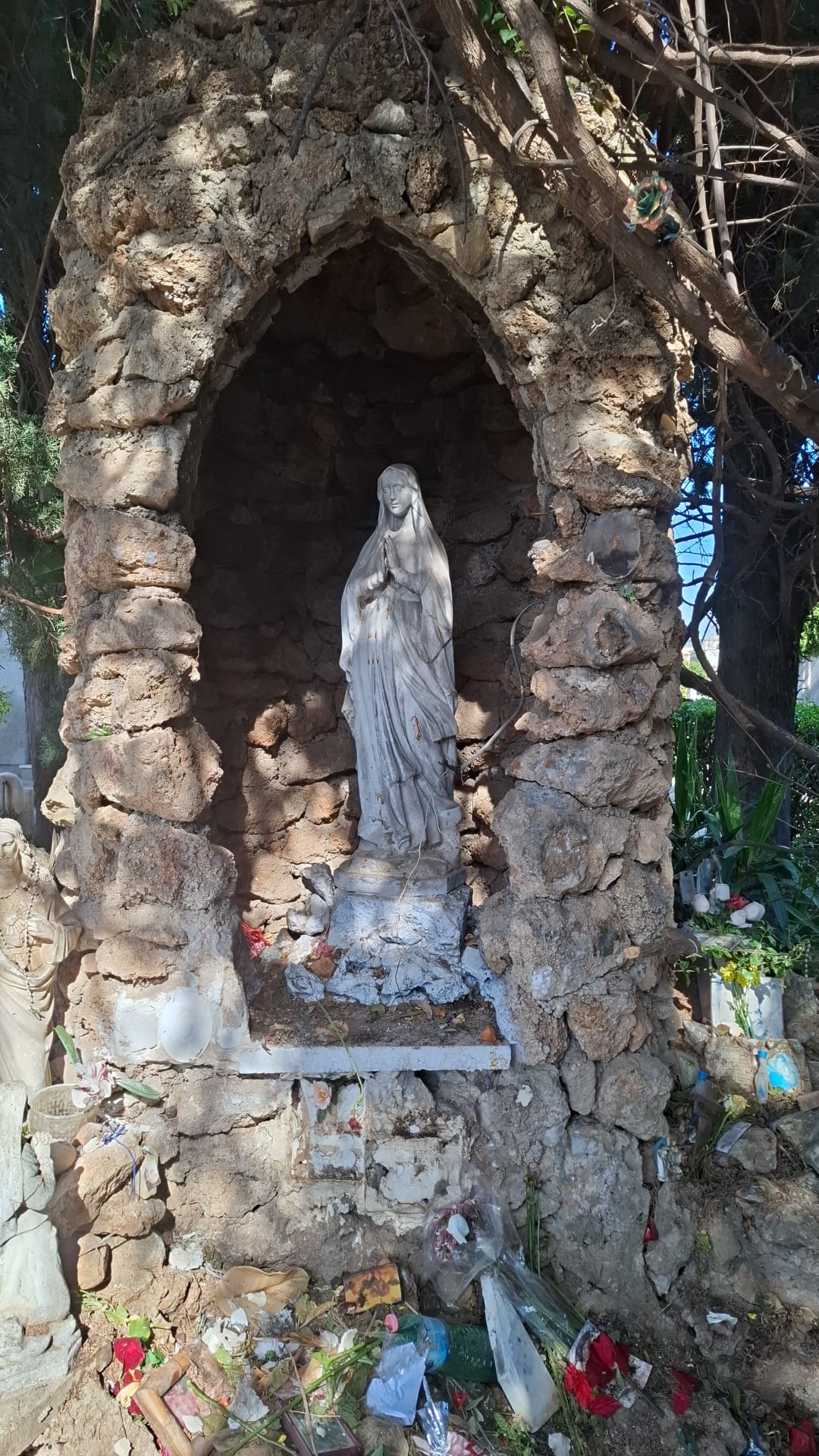 Sistemazione cappellina di Maria SS di Lourdes